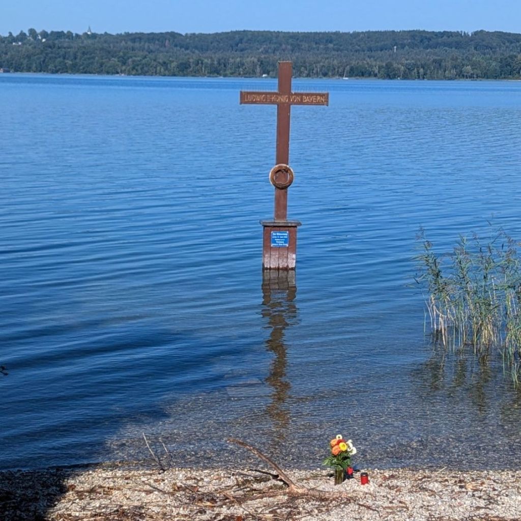 A cross at the edge of Lake Starnberg.